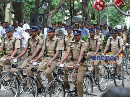 ரெக்கை கட்டி பறக்குது பார் ஏட்டய்யாவோட சைக்கிள்... ரோந்து சைக்கிள்களை வழங்கினார் ஜெ.!