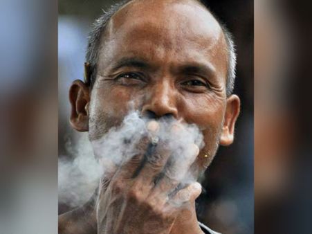 பொது இடத்தில் சிகரெட் பிடித்தால் வழக்கு பதிவு செய்க: தமிழக அரசுக்கு ஹைகோர்ட் உத்தரவு