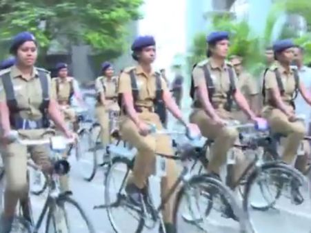 சந்து பொந்துகளில் ரோந்து செல்ல வசதியாக... தமிழக போலீசாருக்கு 250 சைக்கிள்களை வழங்கிய ஜெ. - வீடியோ