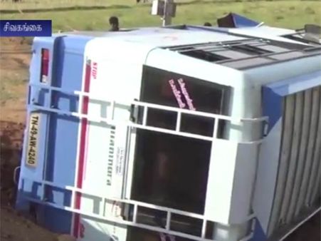 கட்டுப்பாட்டை இழந்து தலைகீழாகக் கவிழ்ந்த பள்ளி வாகனம்... 30 மாணவர்கள் காயம்- வீடியோ