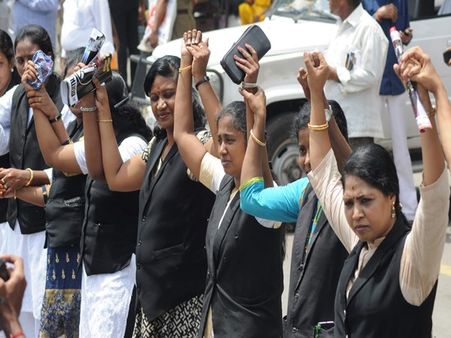 பணிக்கு செல்லும் வழக்கறிஞர்களை தடுப்பவர்கள் மீது கடும் நடவடிக்கை - பார் கவுன்சில் எச்சரிக்கை