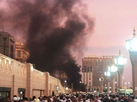 சவுதியில் தொடர் குண்டு வெடிப்பு... மதீனா மசூதி அருகே தற்கொலைப் படை தாக்குதல்!- 4 பேர் பலி