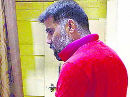 5 வயது மகளை காரில் போட்டுக் கொண்டு மனைவியின் வெட்டப்பட்ட உடலை எரிக்க அலைந்த ஸ்டாக் புரோக்கர்!