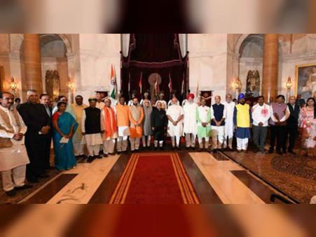 மோடி அமைச்சரவையில் மாற்றம்.. 19 புதிய அமைச்சர்கள் பதவியேற்பு.. பிரகாஷ் ஜவடேகர் கேபினட் அமைச்சரானார்