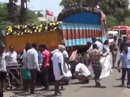 லாரியை முந்திச் செல்ல முயன்றபோது விபத்து... பைக்கில் சென்ற வங்கி அதிகாரி பலி- வீடியோ