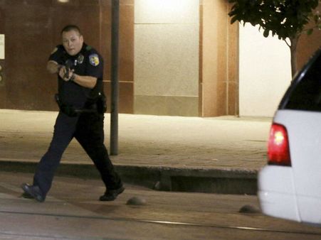 யு.எஸ்.ஸை அதிர வைத்த கருப்பினத்தவர் போராட்டம்.. 4 போலீஸார் சுட்டுக் கொலை.. விமானம் பறக்க தடை