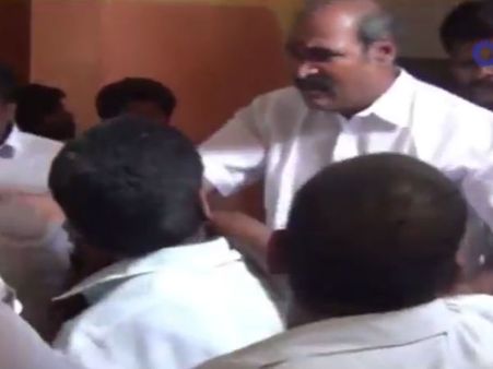 அடித்துக் கொண்ட பாஜகவினர்.. சேர், கண்ணாடி, ஜன்னல் துவம்சம்.. வீடியோ