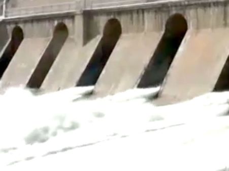 கர்நாடகாவில் ஏமாற்றிய மழை: மேட்டூர் அணைக்கு வரும் நீரின் அளவு குறைந்தது - வீடியோ