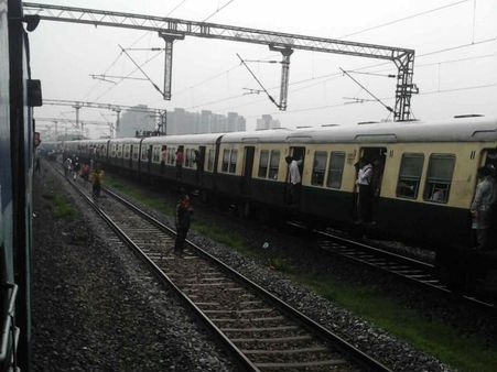 ‘முட்டு’ வைக்க மறந்த ஊழியர்கள்... அரக்கோணத்தில் மின்சார ரயில் தடம் புரண்டது... 8 ரயில்கள் தாமதம்