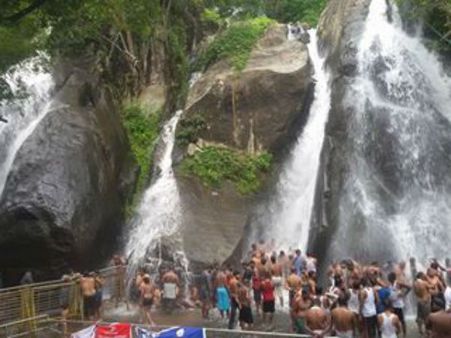 கொட்டும் அருவி... விடுமுறை தினம்... குற்றாலத்தில் கும்மாளம் போடும் சுற்றுலாப் பயணிகள்!