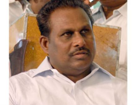 பொது மக்கள் முற்றுகை.. அரசு விழாவில் பாதியில் வெளியேறிய அமைச்சர்