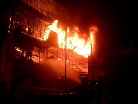 தென்காசியில் ஜவுளி கடையில் பயங்கர தீ: லட்சக்கணக்கான மதிப்புள்ள துணிகள் சாம்பல்