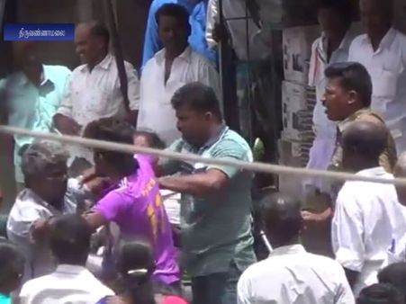 ஆட்டோ டிரைவரை நடுவீதியில் நாயடி அடித்த போலீஸ்: கைது செய்யக் கோரி செங்கத்தில் மறியல்- வீடியோ