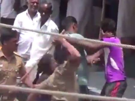 நடுவீதியில் லத்தியால் அடித்த போலீஸ்.. தலையில் குட்டிய ஹைகோர்ட்: 3 பேருக்கும் சிகிச்சை அளிக்க உத்தரவு