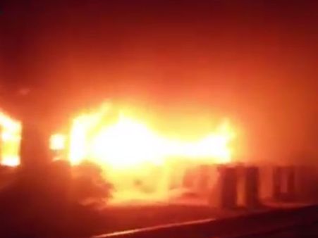 நிறுத்தி வைக்கப்பட்டிருந்த ரயில் பெட்டிகள் குப்பென்று பற்றி எறிந்ததால் பரபரப்பு.. வீடியோ