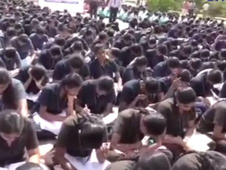 ஒரே இடத்தில் 5000 மாணவர்கள்... ஒன்றாகச் சேர்ந்து புத்தகம் படித்த விழிப்புணர்வு நிகழ்ச்சி - வீடியோ