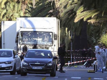 வெடிமருந்துகளுடன் பாய்ந்து வந்த லாரி.. உயிரைக் காக்க ஓடிய மக்கள்.. தெருவெல்லாம் ரத்தம்!