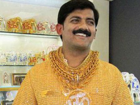 தங்கத்தில் சட்டை அணிந்து பரபரப்பைக் கிளப்பிய புனே தொழிலதிபர் கல்லால் அடித்தே கொலை!