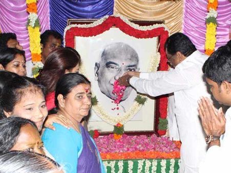 கர்மவீரர் காமராஜர் பிறந்தநாள் தமிழகம் முழுவதும் கொண்டாட்டம்.. சத்தியமூர்த்தி பவனில் தனித்தனியே