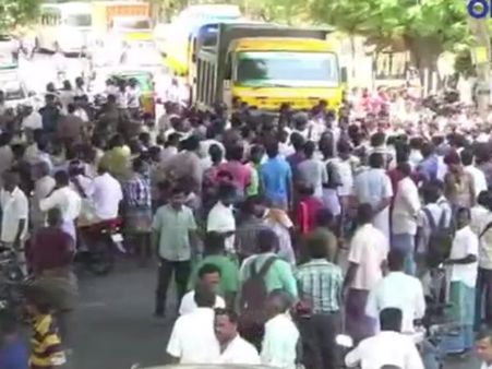 தொடரும் விபத்துக்கள்... தேனியில் கிராமமக்கள் சாலைமறியல்... போலீசார் தடியடியால் பரபரப்பு- வீடியோ