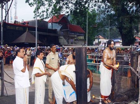 ஆடி மாத பூஜைக்காக சபரிமலை ஐய்யப்பன் கோவில் நடை திறப்பு.. சரணகோஷத்துடன் பக்தர்கள் பரவச தரிசனம்!!