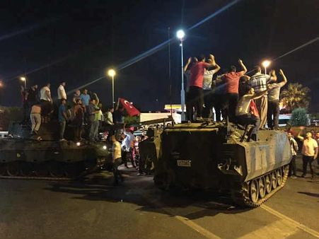 துருக்கியில் ஆட்சியை கைப்பற்ற புரட்சியில் குதித்த ராணுவம்... முறியடித்த அரசு!