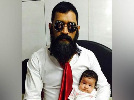 தாடி வச்ச டாடி.. ரசிகர்களை சுண்டி இழுக்கிறது மகளுடன் டோணி எடுத்த போட்டோ