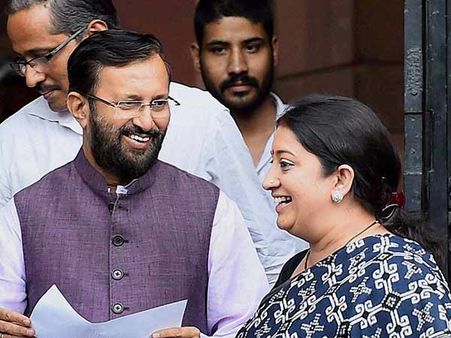 நாடாளுமன்ற விவகாரங்களுக்கான அமைச்சரவை குழுவில் இருந்து ஸ்மிருதி இரானி நீக்கம்- ஜவடேகருக்கு இடம்!