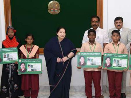 முதியோர் ஓய்வூதியம், 31.11 லட்ச மாணவர்களுக்கு இலவச பஸ் பாஸ்: தொடங்கி வைத்த ஜெ.,