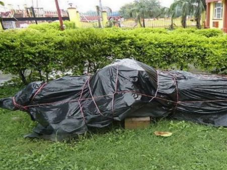 கங்கை கரையில் நிறுவ கொண்டு போன திருவள்ளுவர் சிலை இப்படி கேட்பாரற்று கிடக்குதே