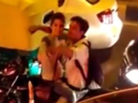 நடுரோட்டில் பைக்கின் முன்புறம் காதலியை உட்கார வைத்து கொஞ்சி விளையாடிய காதலன்!