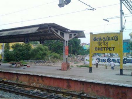 ரயில் நிலையத்தில் படுத்துக் கிடந்த முதியவரை தடியால் அடித்து காலால் உதைத்த போலீஸ்காரர்!