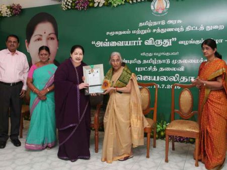 மனநல மருத்துவர் சாரதா மேனனுக்கு அவ்வையார் விருது கொடுத்த ஜெ.,