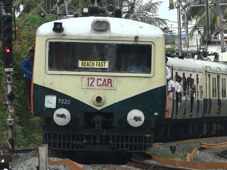 புறநகர் ரயிலில் கல்லூரி மாணவர்கள் இடையே மோதல்... 12 பேருக்கு அரிவாள் வெட்டு