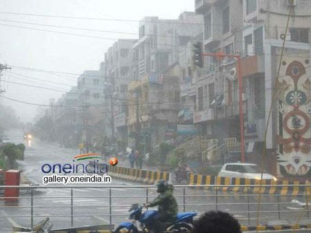 பெங்களூரில் தினமும் மாலையில் கொட்டும் மழை.. ஆபீஸிலிருந்து வீடு திரும்புவோர் நிலை அந்தோ பரிதாபம்