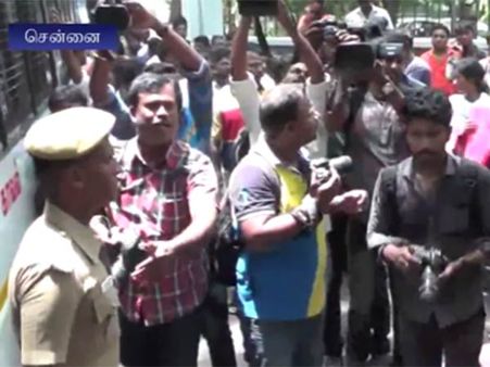 கல்விக் கடன் வசூல்... ஜனநாயக வாலிபர் சங்கம் ஆர்ப்பாட்டம்... போலீஸ் தடியடி- வீடியோ