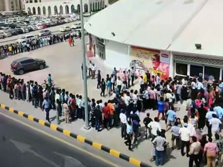 கபாலி ரிலீஸ் திருவிழா: ரஜினி தரிசனத்திற்காக வரிசையில் காத்திருப்பு