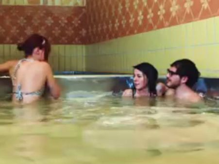 தண்ணீருக்கு பதில் பீரை ஊற்றி குளித்து கும்மாளமடிக்கும் உலகின் முதல் நீச்சல் குளம்