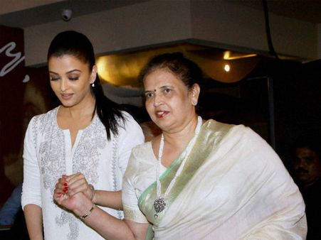 துரத்திய மீடியா... கீழே விழுந்த தாய்... மகளுக்கு தலையில் காயம்... 