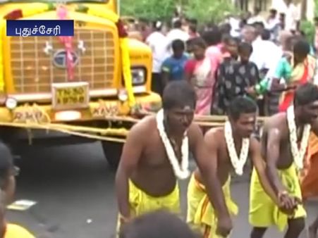 ஆடி வெள்ளி... கனரக வாகனத்தை முதுகில் அலகு குத்தி இழுத்துச் சென்ற பக்தர்கள்- வீடியோ