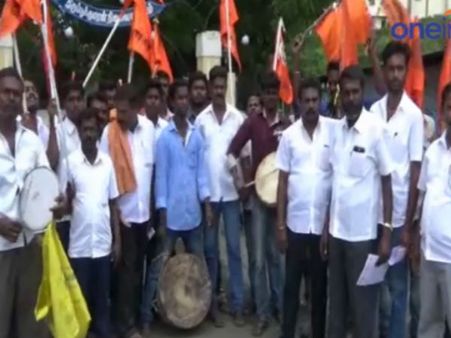 பாக். மீது இந்தியா போர் தொடுக்க வேண்டும்... முரசு கொட்டி சிவசேனா நூதனப் போராட்டம் - வீடியோ