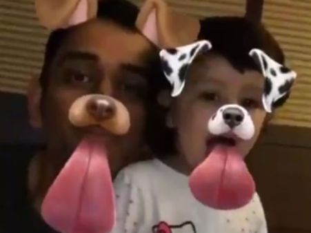 நாக்கை நீட்டி, நாய்க் காதை ஆட்டி... மகளுடன் லூட்டி அடிக்கும் டோணி... நீங்களும் பாருங்களேன்!