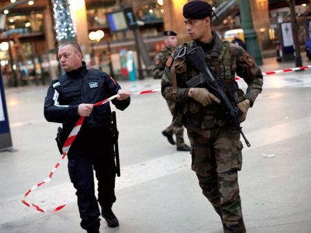 பிரான்ஸ் தேவாலயத்திற்குள் புகுந்த 2 பேர் சுட்டுக்கொலை.. பிணைக் கைதிகள் பத்திரமாக மீட்பு