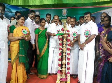 குற்றாலத்தில் சாரல் திருவிழா: அமைச்சர்கள் கடம்பூர் ராஜூ, ராஜலட்சுமி விளக்கேற்றி தொடங்கி வைத்தனர்