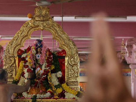 ஆடிக்கிருத்திகை: முருகன் ஆலயங்களில் காவடி எடுத்தும், அலகு குத்தியும் பக்தர்கள் நேர்த்திக் கடன்