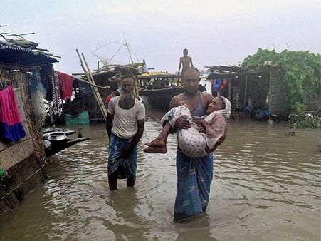 அஸ்ஸாமை புரட்டிப் போட்ட கனமழை- 18 பேர் பலி; ராஜ்நாத்சிங் ஆய்வு