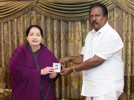 வந்து சேர்ந்த உடனேயே குவிய தொடங்கிய புகார்கள்.. அதிமுகவில் நீடிப்பாரா 'க'...?