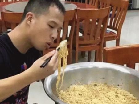 பசி... அகோரப் பசி... சட்டி நிறைய நூடுல்ஸை தனி ஆளாக தின்று தீர்த்த சீன தீயணைப்பு வீரர்