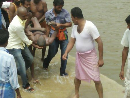 விவசாயி சீனு குடி போதையில் விழுந்ததாக மோசடி செய்ய முயன்ற ஆந்திர போலீஸ்!