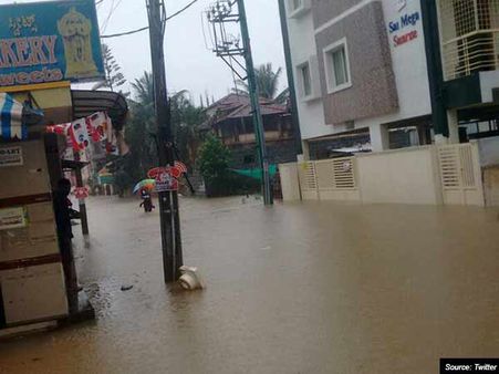 விடிய, விடிய கொட்டிய மழை.. வெள்ளத்தில் மிதக்கிறது பெங்களூர்.. ஏரியில் உடைப்பு, டிராபிக் ஜாம்!